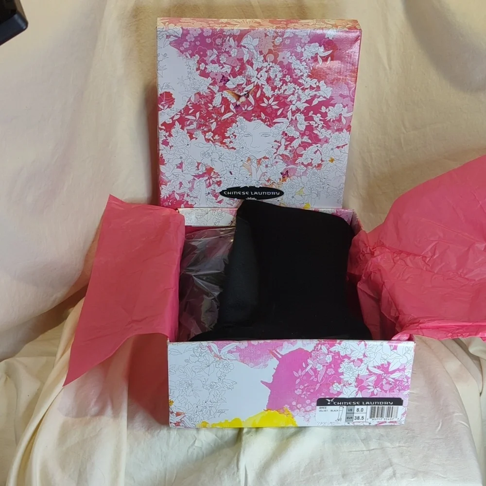 New in Box CHINESE LAUNDRY Bree Black Velvet over the knee boot size 8